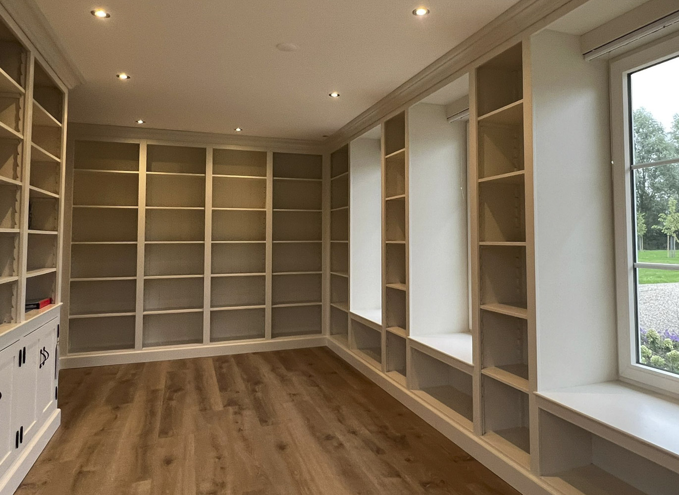 Kastenwand op maat boekenkast, samenwerking tussen Scherp Vision en de Koster Fijntimmerwerk