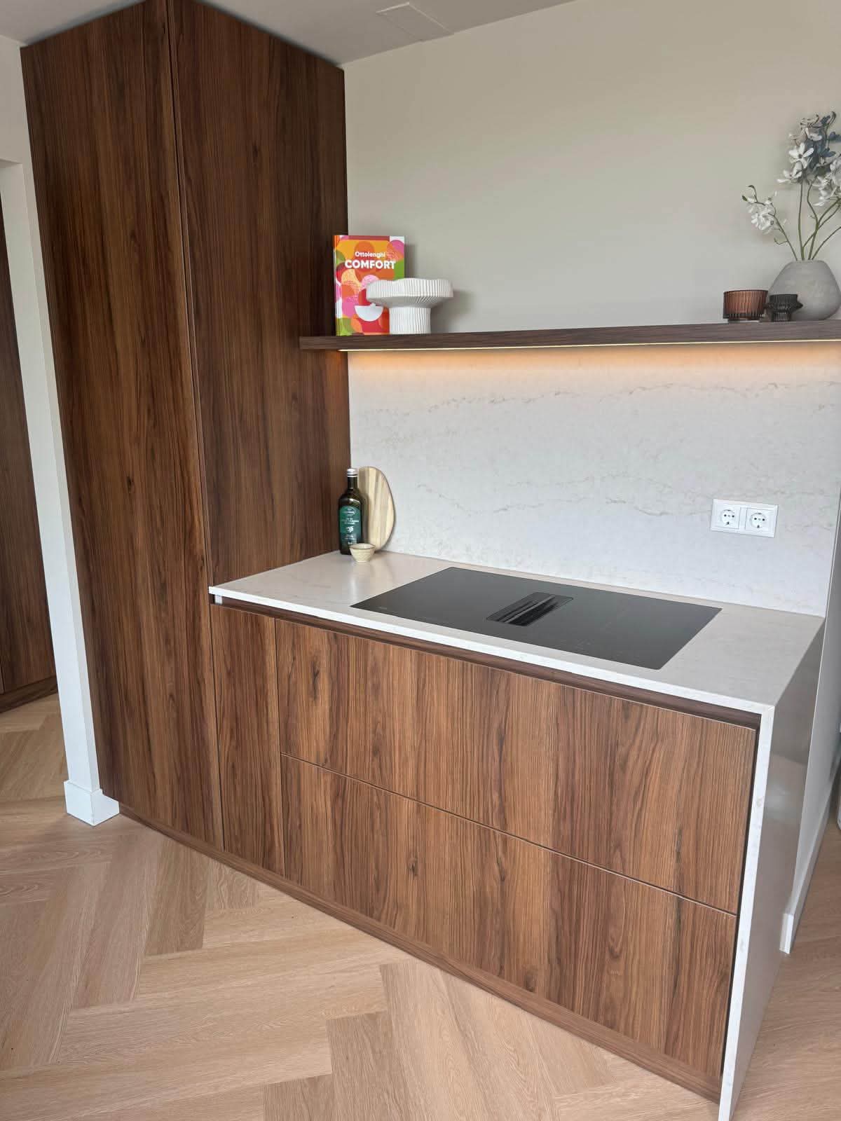 Keuken in Kasjmiergrijs en noten, 3D visualisatie via ScherpVision.nl 