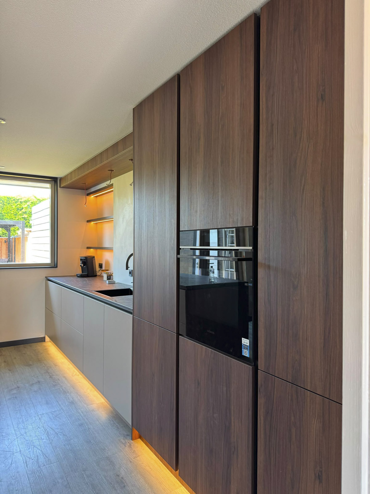 Realisatie-keuken-in-warm-noten-via-scherp-vision